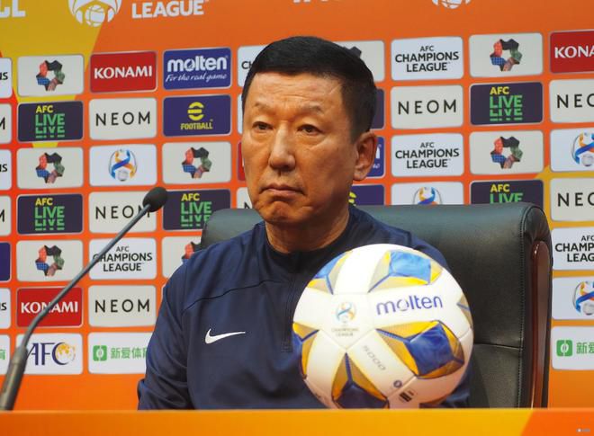 洪五爷气不过，伸手抽了她一个耳光。